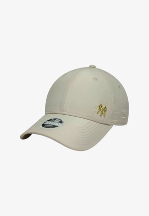 Gorra de béisbol beige ajustable con el logo dorado de los New York Yankees y una etiqueta que dice "Women" en la visera curva.
