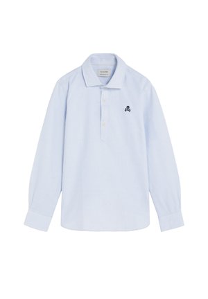 Polo de manga larga azul claro con cuello, dos botones y un pequeño logo negro de calavera y huesos cruzados en el pecho izquierdo.