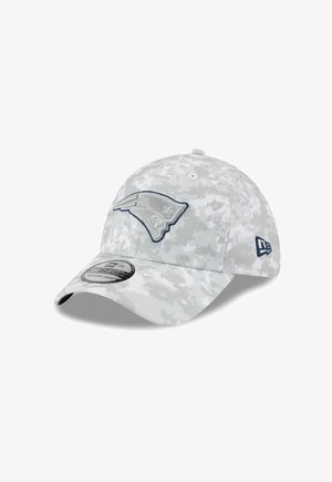Casquette camouflage grise avec un logo brodé à l'avant. Elle possède une visière courbée et une sangle réglable, fabriquée en tissu pour le confort et un bon ajustement.