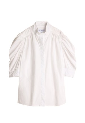 Hvit kortermet bluse med stiv krage, med rynkede puff-ermer og knappelukking foran. Glatt bomullsstoff med et rent design.