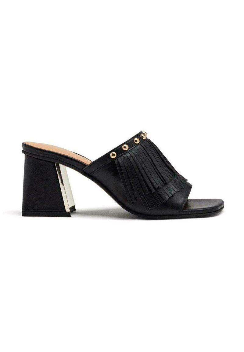 Mules noirs avec des franges et des clous dorés. Bout carré et un talon bloc moyen avec un accent métallisé à l'arrière. Fini en cuir lisse.