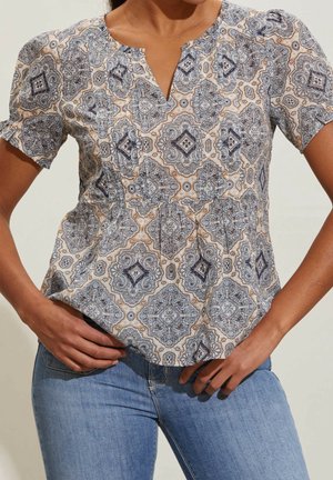 Kortærmet bluse med mønster i beige, blå og creme. Har V-udskæring og diskrete plisseringer, lavet af letvægtsstof.
