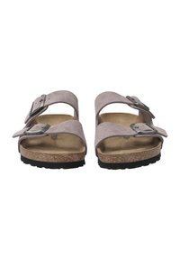 Sandali slide regolabili con cinturini in suede di colore viola chiaro, footbed in sughero e suola in gomma nera testurizzata per aderenza e comfort.