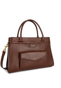 Sac à main en cuir marron avec deux poignées supérieures, une bandoulière amovible, une poche à rabat sur le devant et des accents en doré. Texture lisse.
