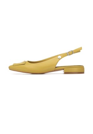Zapato plano amarillo con tira trasera, punta puntiaguda, detalle cuadrado en la parte delantera, herrajes plateados y tacón bajo en bloque.