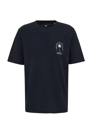 Temno modra majica s kratkimi rokavi in okrolim izrezom, z belim napisom in grafiko palm na levi strani prsnega koša, na kateri piše "Leisure Court Club."