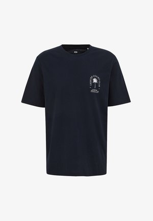 Tamsiai mėlyna trumpomis rankovėmis marškinėliai su apvalia iškirpte ir balta tekstu bei palmės medžio grafika kairėje krūtinės pusėje, kur parašyta „Leisure Court Club.“