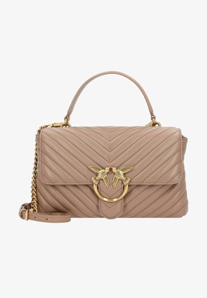 Quiltet beige skinnveske med håndtak og hardware i gulltone som har en fugl-motif. Justerbar kjede-rem er inkludert.