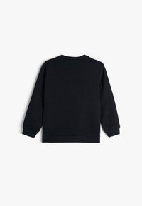 Sudadera negra de cuello redondo con mangas largas, puños y dobladillo acanalados, hecha de una tela suave, con una textura lisa y un diseño minimalista.