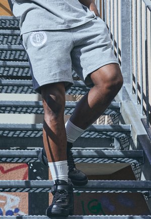 NBA BROOKLYN NETS LEAGUE ESSENTIALS SHORTS - Klub merchandise - grey