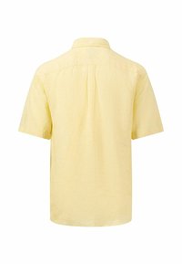 Chemise jaune à manches courtes avec un tissu texturé, un col pointu et une couture au dos. Le design est simple et épuré.