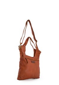 Sac en cuir de couleur orange brûlé avec deux poignées, une poche zippée à l'avant et une finition texturée. Comprend un patch logo à l'avant.