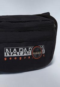 Bolsa Napapijri negra con texto del logo en blanco y naranja y un parche redondo negro y naranja en el bolsillo frontal.