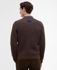 Pull en maille marron avec un design à côtes, col rond et une pièce de tissu bleu à l'arrière. Les poignets et l'ourlet ajustés complètent le look.