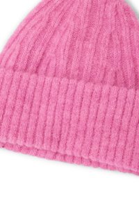 Rožinė ribuota megzta kepurė iš minkštos medžiagos, su vertikaliomis raštais ir atlenktu kraštu, suteikiančiu papildomos tekstūros ir šilumos.