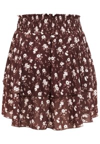 Bruine gelaagde rok met witte bloemenprint en elastische geplooide tailleband, gemaakt van lichtgewicht stof.