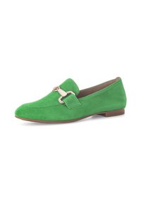 Groene suède instapper met een platte hak, voorzien van een metalen accentband en stikdetails aan de voorkant. Klassiek instapmodel.