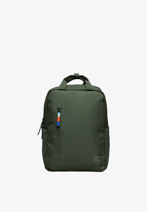 Zaino rettangolare verde scuro con tasca frontale con cerniera verticale, dotata di tiralampo multicolore, e due manici superiori per il trasporto.