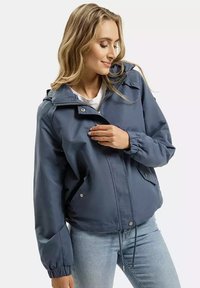 Granatowa, lekka kurtka z kapturem, z zamkiem z przodu, elastycznymi mankietami i dwoma bocznymi kieszeniami, z możliwością regulacji dolnego ściągacza.