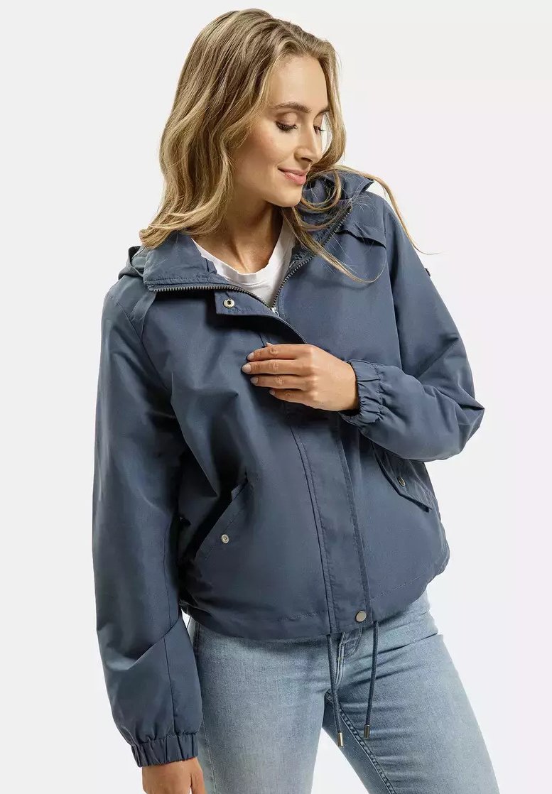 Granatowa, lekka kurtka z kapturem, z zamkiem z przodu, elastycznymi mankietami i dwoma bocznymi kieszeniami, z możliwością regulacji dolnego ściągacza.