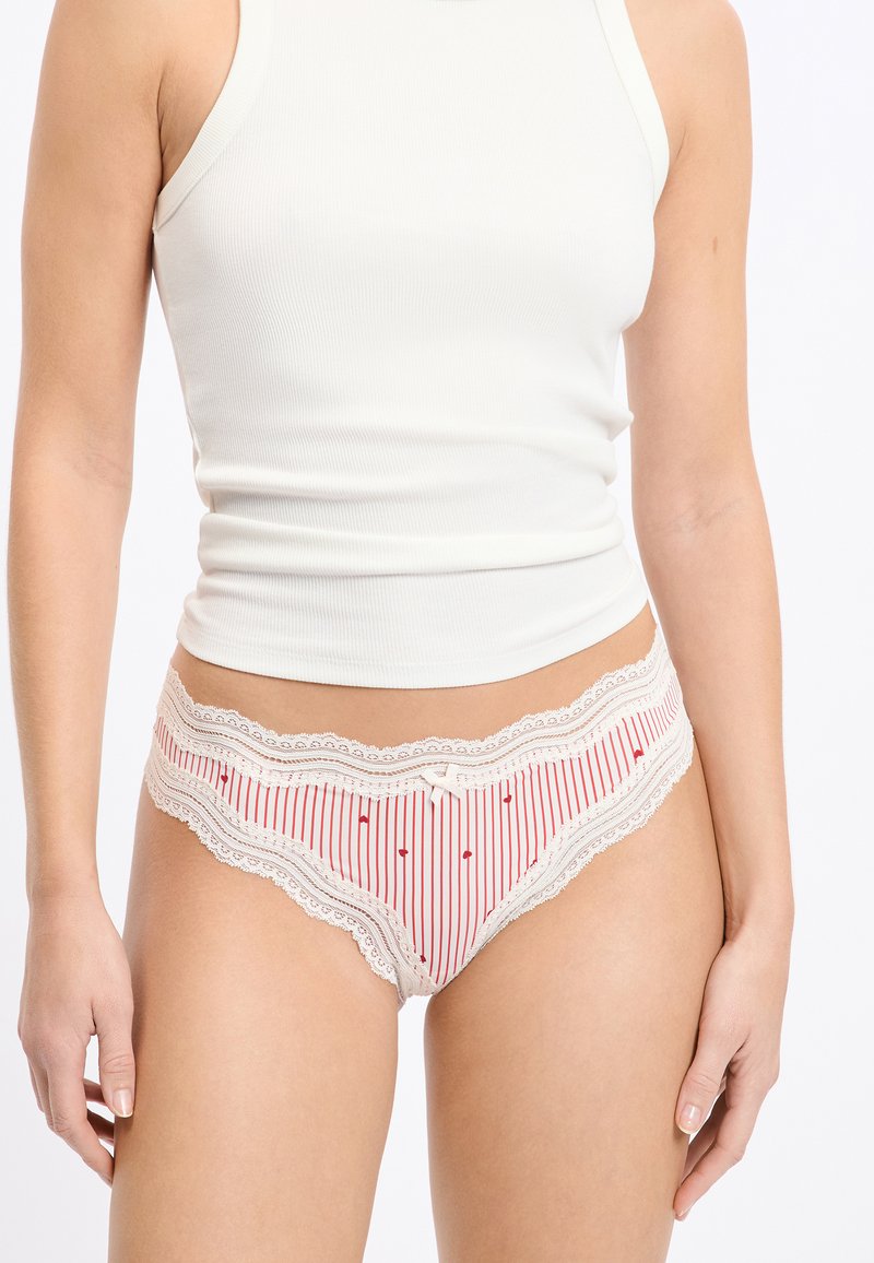 Rote und weiße gestreifte Damenunterwäsche mit Spitzenbesatz und kleinen roten Herzchen; weicher Stoff mit einem niedrig geschnittenen Design.