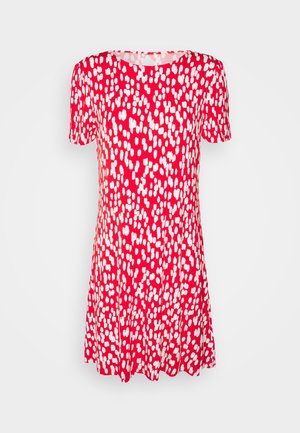 Rød kortærmet kjole med hvidt uregelmæssigt prikkemønster, rund halsudskæring og udvidet nederdel på ens hvid baggrund.