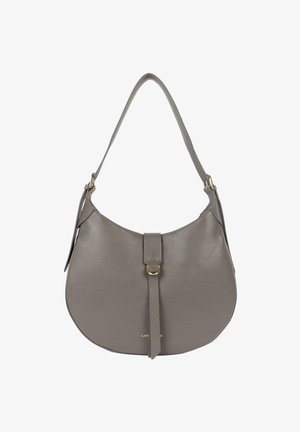 Borsa a spalla in pelle grigia con forma curva, fibbia dorata sulla cinghia anteriore e manico singolo.