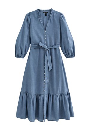 Blauwe midi-jurk met lange pofmouwen, knoopsluiting aan de voorkant, gerimpelde kraag, tailleceintuur en geplooid zoomdetail.