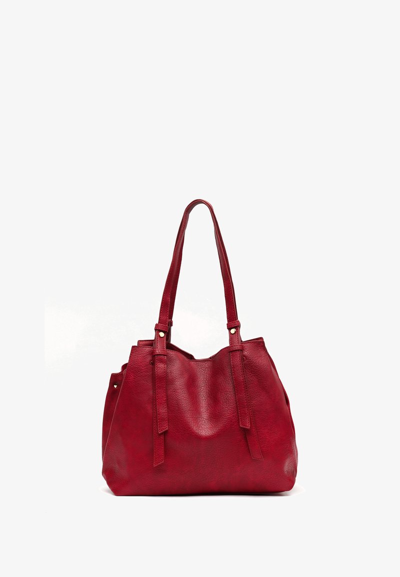 Rote Leder-Handtasche mit strukturierter Oberfläche, zwei langen Trägern und sichtbaren Nähten. Offenes Design mit lässiger Form und ohne Metallteile.