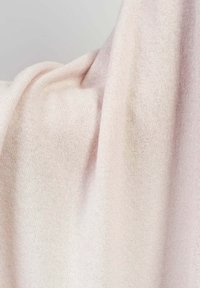 Lys rosa strikstof med en blød, glat tekstur. Har en subtil glans og falder let, hvilket viser lette variationer i farven.