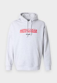 Γκρι φούτερ με κουκούλα από βαμβακερό μείγμα. Διαθέτει κόκκινο γραφικό σχέδιο με την επιγραφή "METAL GEAR" και τσέπη καγκουρό για αποθήκευση.