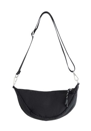 Sort halvmånformet crossbody taske med justerbar rem, lynlåslukning og sølvmetalclips på hvid baggrund.