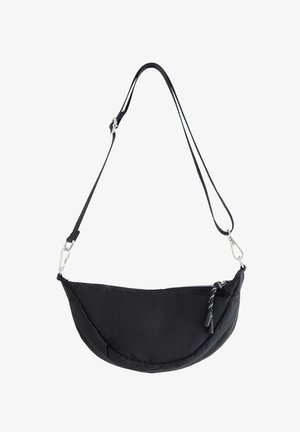 Sort halvmånformet crossbody taske med justerbar rem, lynlåslukning og sølvmetalclips på hvid baggrund.