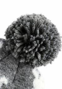 Bonnet tricoté gris avec un grand pompon gris sur le dessus et des accents de motif blanc. Tissu tricoté texturé avec une finition douce.