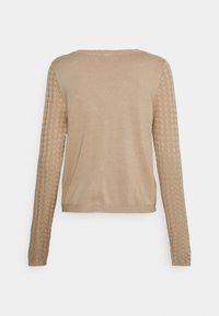 Beige svetr s dlouhým rukávem s hladkým hlavním tělem a texturovanými rukávy s diamatovým vzorem. Kulatý výstřih, úzké manžety a ležérní design.