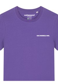 Paarse katoenen T-shirt met ronde hals en korte mouwen, met de tekst "SAG NIEMALS NIE." in het wit op de voorkant.