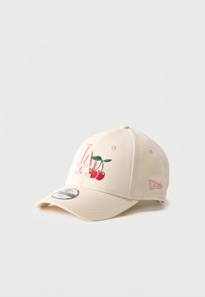 Casquette de baseball beige avec des lettres "LA" roses et des cerises rouge brodées avec des feuilles vertes sur le devant, visière courbée et logo sur le côté.