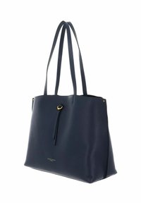Sac en cuir marine avec une texture lisse, deux longues poignées et un accent doré. Il dispose d'une sangle avant avec une boucle décorative.
