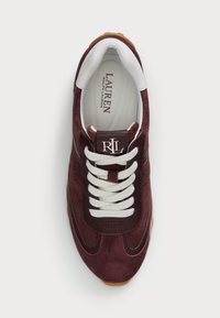 Burgunderfargede semskede sneakers med hvite detaljer, rund tå og teksturerte mesh-paneler. Har hvite snører og logo på tungen. Gummigummisåle.