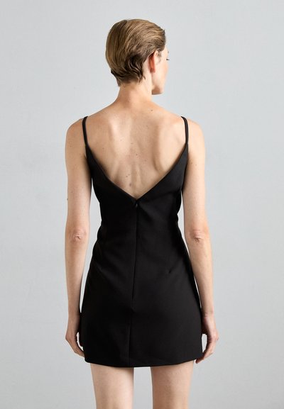 Schwarzes Kleid mit V-Ausschnitt, dünnen Trägern und einer taillierten Silhouette. Glatte Textur mit minimalen Details und einem Reißverschluss auf der Rückseite.