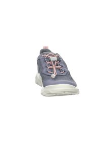 Sneaker in tessuto viola con tomaia in mesh, suola in gomma bianca e accenti rosa nei lacci, dotata di un pratico passante sul tallone.