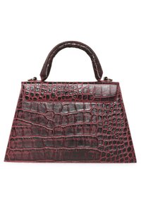 Sac à main trapézoïdal bordeaux foncé avec texture crocodile, poignée courte incurvée et fermeture à rabat sur fond blanc.