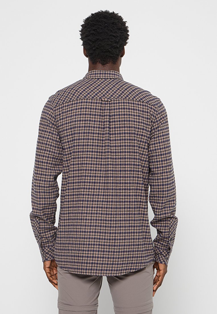 Chemise à manches longues à carreaux pour homme en bleu marine et beige. Fabriquée en tissu léger, avec des poignets à boutons et un col classique.