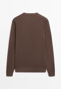 Pull marron à manches longues avec col rond, poignets, ourlet et encolure côtelés, vu de dos sur fond blanc.