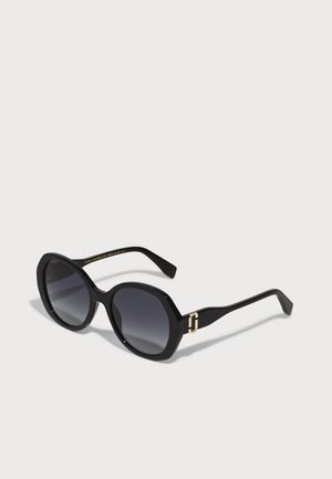 Gafas de sol negras de gran tamaño con lentes degradados, forma octagonal, acabado brillante y acentos en dorado en las patillas.
