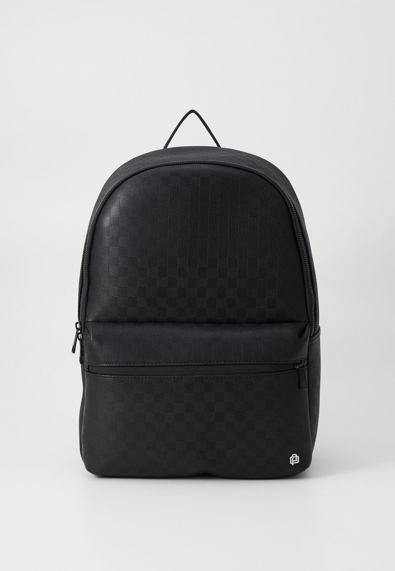 Mochila preta com padrão de tabuleiro de xadrez, apresentando uma textura suave, parte superior curva e bolso frontal com fecho. Inclui uma pega na parte superior.