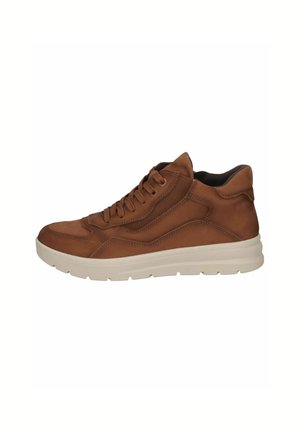 Bruine leren hoge sneaker met dikke witte rubberen zool en veters aan de voorkant, gezien van de zijkant tegen een witte achtergrond.
