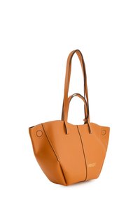Sac fourre-tout en cuir marron avec une texture lisse, équipé de deux poignées, de coutures contrastées et d'un seul détail décoratif rond.