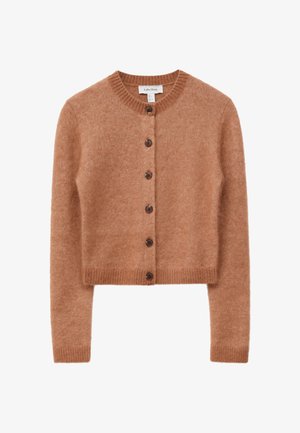 Miękki brązowy kardigan na guziki z okrągłym dekoltem i długimi rękawami, wykonany z puszystej dzianiny, krótki, sięgający talii.