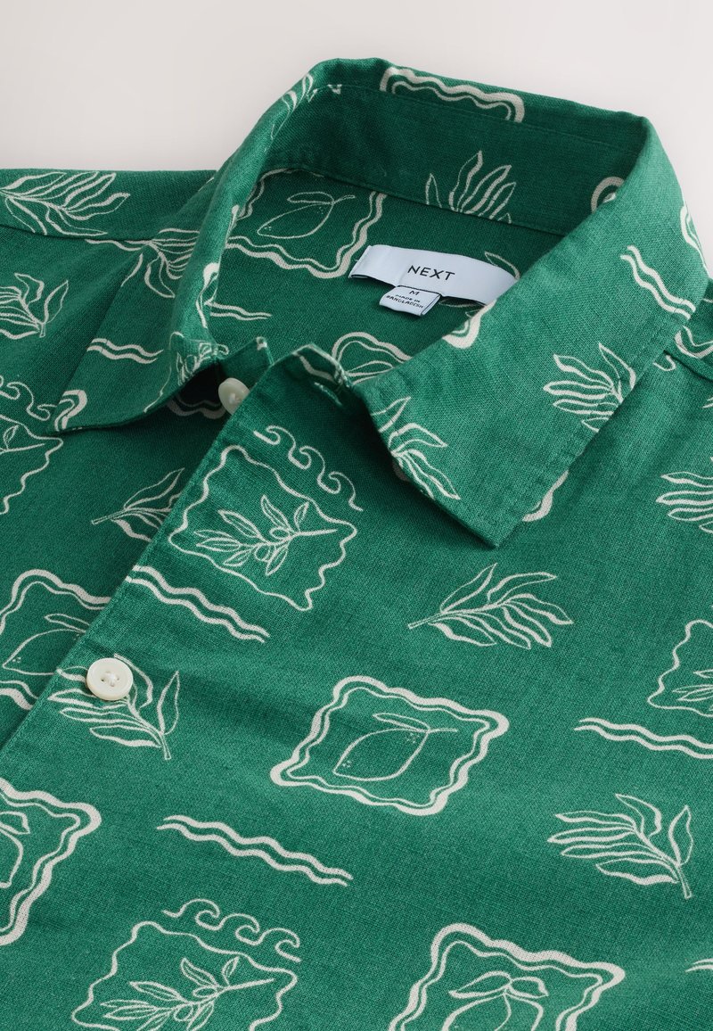 Next REGULAR FIT - CONVERSATIONAL PRINTED SHORT SLEEVE - Skjorta ...